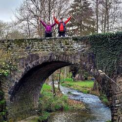 Tolle alte Brücke über den Bach "Ernz Blanche"!