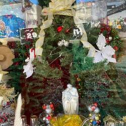 Weihnachtsdeko in den Schaufenstern... immer viel Kitsch