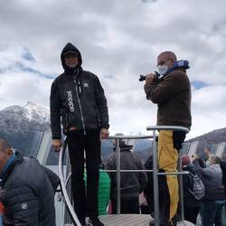 Harald hat's geschafft, am Heck auf dem Ausguck