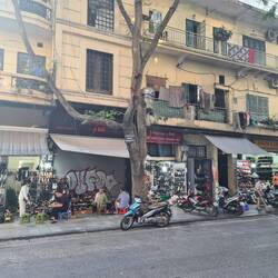 Ebenfalls Schuhladen aneinander gereiht