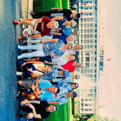 Reisegruppe mit den Reiseführern vor dem Palst