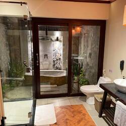 Badezimmer mit Freiluftbadewanne