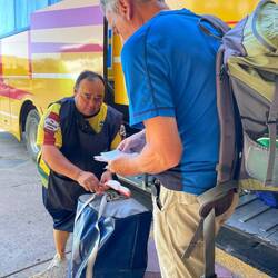 Wie immer gibt's Trinkgeld fürs Einladen des Gepäcks (Rucksack in Transporttasche)