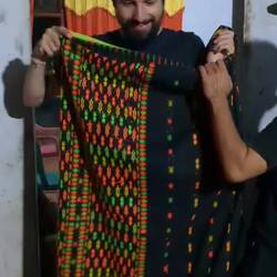 Der Sarong ist universell einsetzbar. Darin kuschelt man sich auch zum schlafen ein.