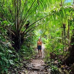 Nina und ein Kapuzineräffchen im Gespräch