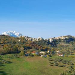 Penne, dahinter das Gran Sasso Massiv
