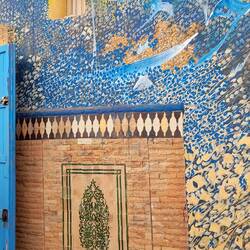 Moderne Fortführung der Kalligraphie auf der Hausfassade