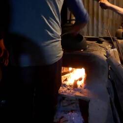 Thomas am Kaffee rösten (dann muss man wenigstens für einen Moment nicht tanzen😂)