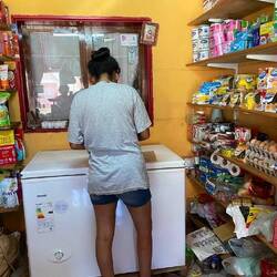 Käse und Wurst wird kurz auf einer Pappe und auf der Kühltruhe geschnitten.