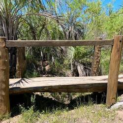 Die Brücke führte mal über einen kleinen Fluss.