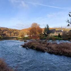 Kurz vor der Mündung in die Mosel gibt die Sauer nochmal alles!