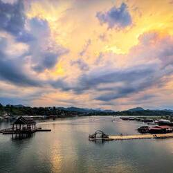Abendstimmung in Sangkhlaburi bevor eine Stunde später die Welt unterzugehen scheint.