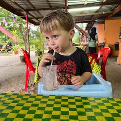 Kinder trinken mit Strohhalm, zum Verlieben!!