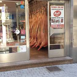 😳 Kauft tatsächlich hier jemand ganze Schweine oder wieso hängen die da rum?