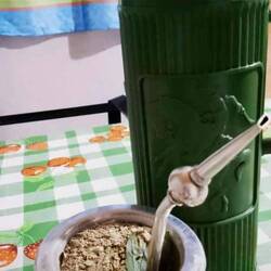 Der Mate-Tee wird aufgegossen. Agua caliente (heisses Wasser) gibt es bei den Strassenverkäufern.