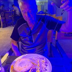 Man sieht kaum, dass die Pommes gelb sind!