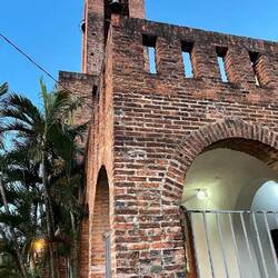 San Juan Bautista, schöner Backsteinbau