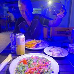 Mit dem UV-Licht sehen wir die Farbe unseres Essens nicht! Martin muss leuchten!