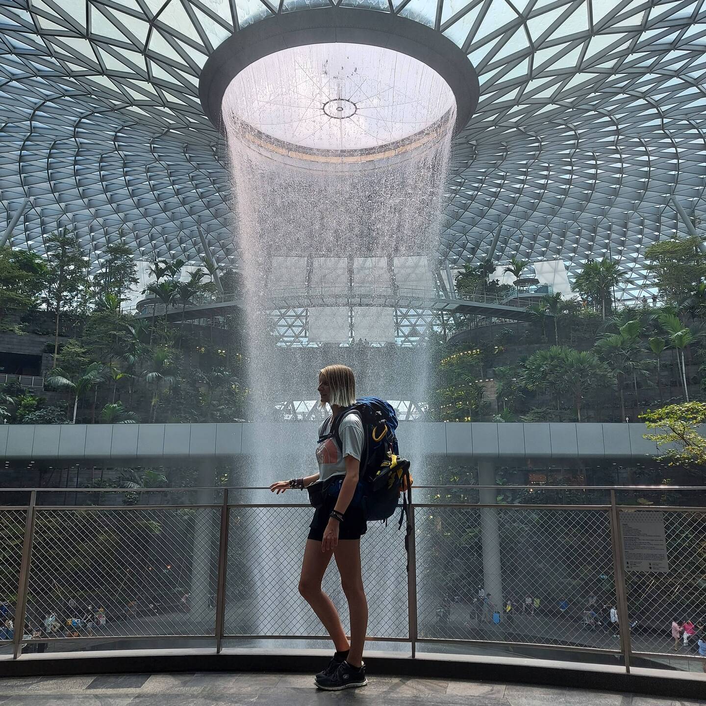 Der Flughafen in Singapur ist berühmt für diesen Indoor-Wasserfall