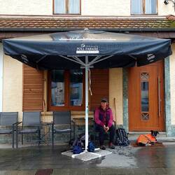 Sehr nobler Schutzschirm im Ort WELLENSTEIN!