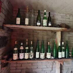 Lagerbestand in einer privaten Schutzhütte im Weinberg!