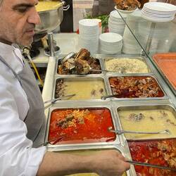 er macht gerade unser Mittagessen