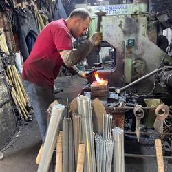 er macht Sicheln für 100TRY