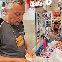 An dieser Kasse dürfen sich Schwangere anstellen, Behinderte und Menschen über 65 (auch ohne Stock!)