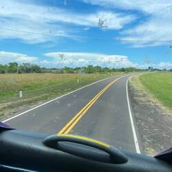 Trotz insekterverschmierter Scheibe erkennen wir, dass es so gut wie keinen Verkehr hat - beidseitig