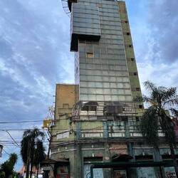 Verlassene Gebäude (mit oder ohne Türme) lässt man einfach stehen. Sie sind dem Verfall preisgegeben