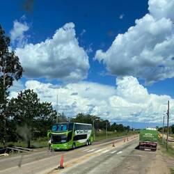 Jedem entgegenkommenden Bus wird per Lichthupe ein Gruss hinübergeschickt.