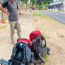 Martin zweifelt, ob jemals der 109er-Bus kommt. Er zieht schon im Betracht, ein Taxi zu nehmen.