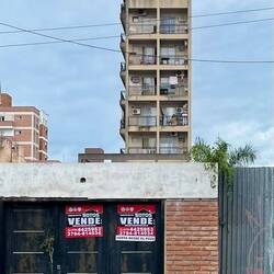 Ob man sich da sicher fühlt??? Blick von der Bushaltestelle auf dieses Haus.