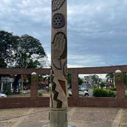 Säule neben der Bushaltestelle, gespendet von Rotary International.