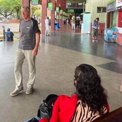 Martin kommt von Ticket-Kauf zurück. Ob Regine aufs Gepäck auch gut aufgepasst hat???