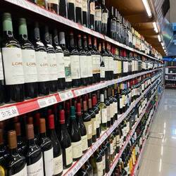 Das 10 Meter lange Weinregal im Supermarkt "California" in Posadas beeindruckt uns sehr!!