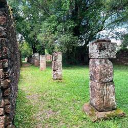 Zwischen Mauer und Pfosten verliefen (mit Dach) die Laubengänge.
