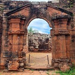 Seitenportal der Kirche