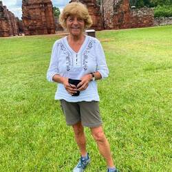 Bei 80 Prozent Luftfeuchtigkeit ist Regine froh um ihre Baumwoll-Bluse!