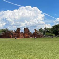 grosser Versammlungsplatz inmitten der Ansiedlung und direkt vor der Kirche