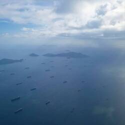Blick aus dem Flugzeug zu den wartenden Containerschiffen im Panama-Kanal
