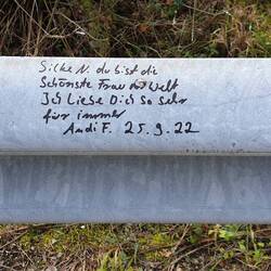 Liebeserklärung an der Leitplanke 🥰