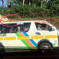 Matatu mit Hühnerfracht