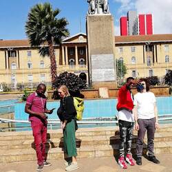 Beim Kenyatta Denkmal werden wir um gemeinsame Selfis für fremde Alben gebeten