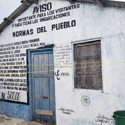 Dokument auf Hauswand inkl. Unterschriften