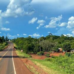 rote Erde, blauer HImmel, sattes Grün