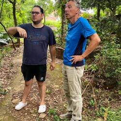 Eigentümer Adam nimmt uns mit hinters Haus...viel Gelände. Er gibt es günstig ab!!