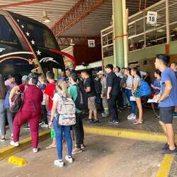 Hier sind die Wartenden nicht so diszipliniert wie in Buenos Aires. Hier wird (leicht!)gedrängelt.