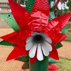 Im Inneren der Blüte erkennt man einen Flaschenverschluss.