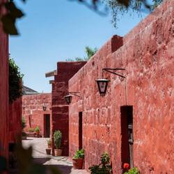 Mediterrane Gasse im Kloster